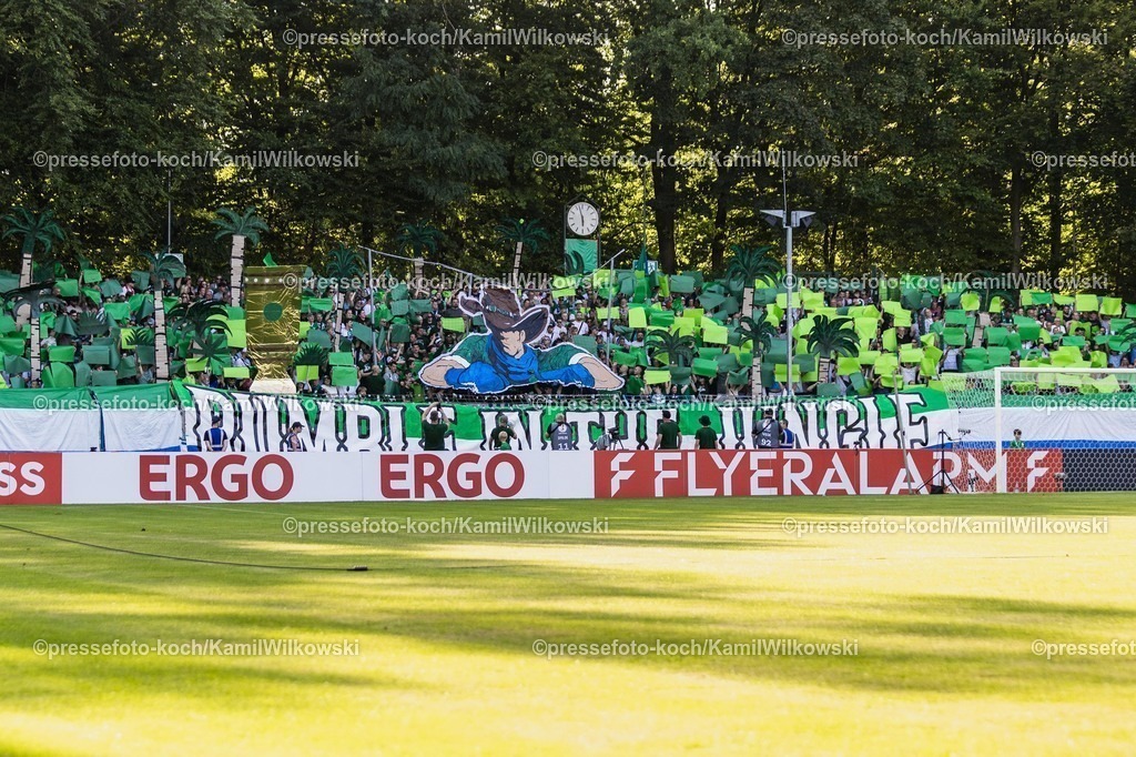 xkwix15082501031 | 15.08.2025, xkwix, Fußball, DFB-Pokal 1. Runde, FC Gütersloh - 1. FC Union Berlin, Ohlendorf Stadion im Heidewald: Choreo von FCG