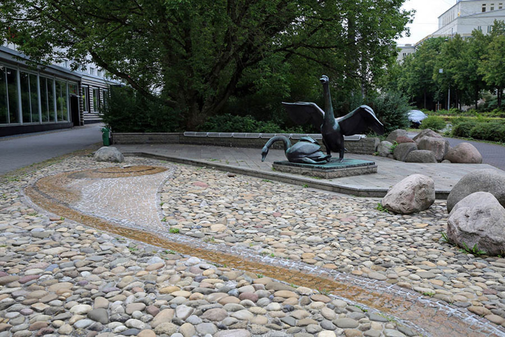 Schwanen-Brunnen | Entdecke über 20 Kategorien Leipzig-Motive: Foto-Downloads, hochwertige Poster, Leinwand- & Fine-Art-Prints. Jetzt Lieblingsfoto im Bildlexikon Leipzig Shop bestellen!