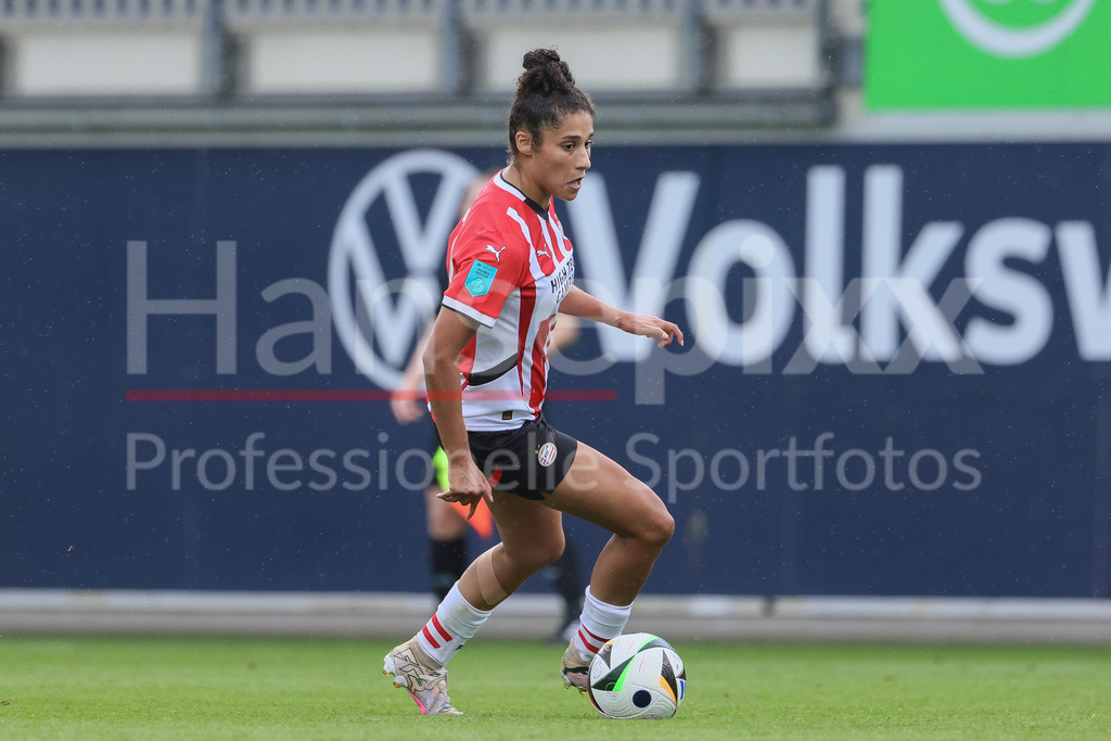 Fussball, Testspiel Frauen, VfL Wolfsburg - PSV Eindhoven | v.li.: Chimera Ripa (PSV Eindhoven, 10) am Ball, Einzelbild, Ganzkörper, Aktion, Action, Spielszene