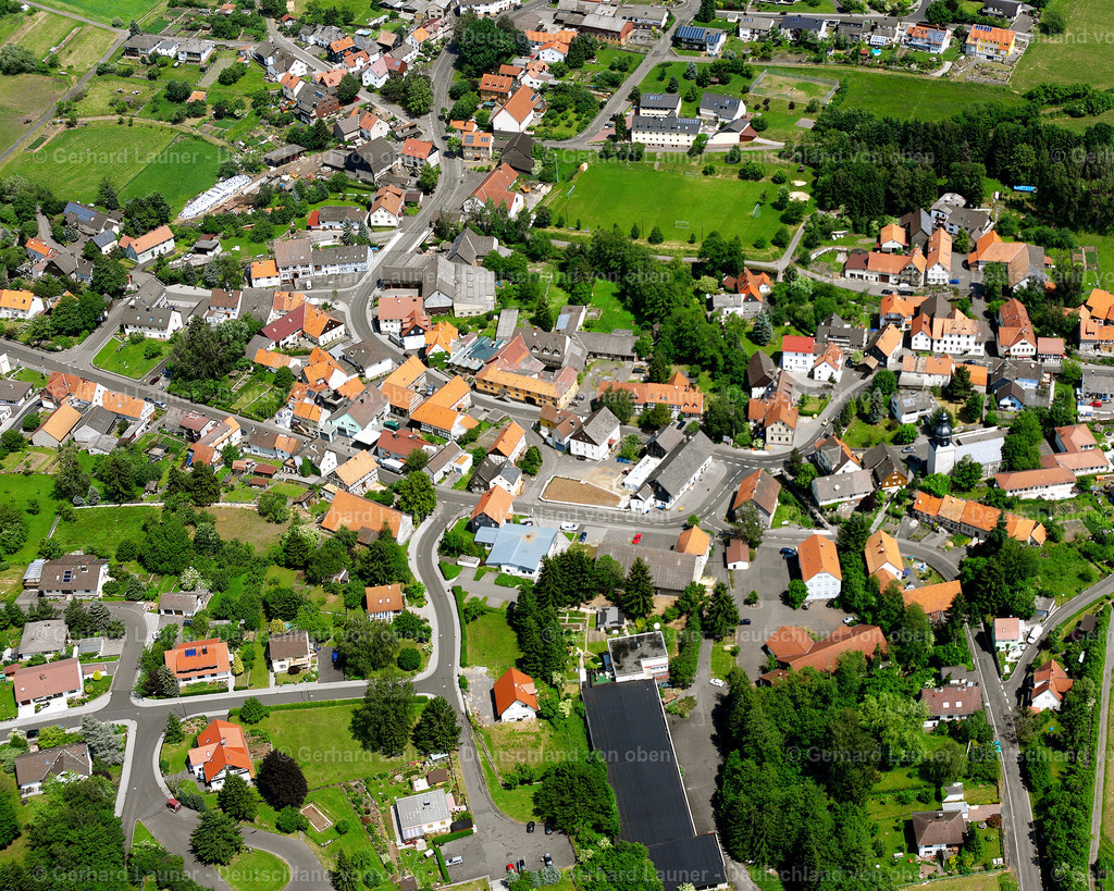 2614576 | GROß-FELDA 09.06.2006 Landwirtschaftliche Nutzflächen und Feldgrenzen  umsäumen das Siedlungsgebiet des Dorfes in Groß-Felda im Bundesland Hessen, Deutschland // Agricultural land and field boundaries surround the settlement area of the village  in Groß-Felda in the state Hesse, Germany Foto: Gerhard Launer