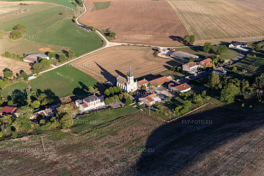 Vue aérienne: Vue de la ville à Germisay dans le département Haute Marne, France. Photo: IMG_134301.jpg prise le 03/09/2022 par Werner Riehm/FLY-FOTO.eu – Résolution de l'original: 5472 x 3648 px