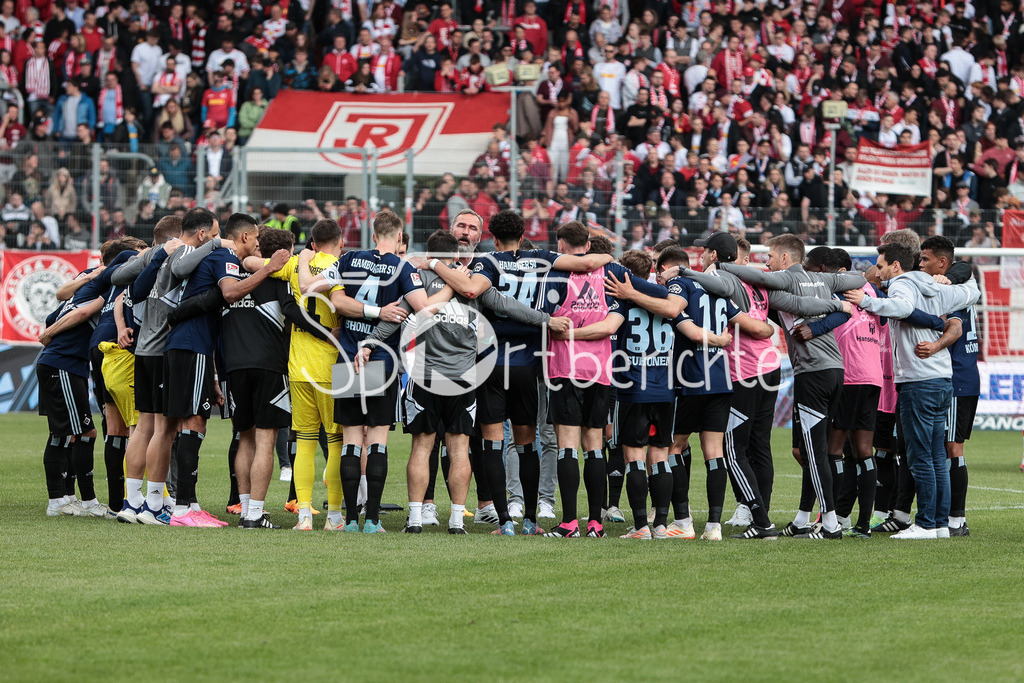 SSV Jahn Regensburg - Hamburger SV | Die Spieler des HSV feiern mit den mitgereisten fAns den Sieg in Regensburg / Jubel / Auswaertssieg / Freude / Ultras / DFL REGULATIONS PROHIBIT ANY USE OF PHOTOGRAPHS AS IMAGE SEQUENCES AND/OR QUASI-VIDEO