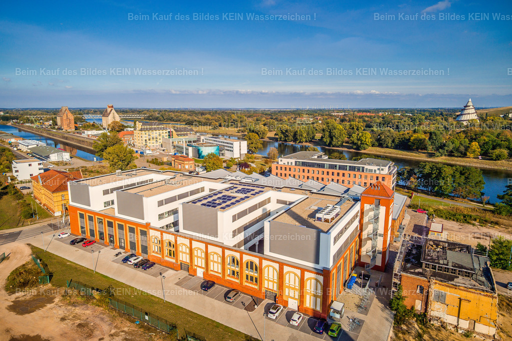 Magdeburg_Luftbild_Elbarkaden_Handelshafen_Wissenschaft_Elbe-0010 | Die **Elbarkaden** im Magdeburger Wissenschaftshafen verbinden moderne Wohn- und Geschäftsnutzung mit einer attraktiven Lage direkt am Wasser. Die zeitgemäße Architektur zeichnet sich durch klare Linien, großzügige Glasflächen und hochwertige Fassaden aus.Als Teil der städtebaulichen Entwicklung des Wissenschaftshafens stehen die Elbarkaden für den gelungenen Wandel eines ehemaligen Industrie- und Hafenareals zu einem modernen Stadtquartier. Die unmittelbare Nähe zur Elbe und zur Magdeburger Altstadt macht den Standort besonders attraktiv. - Realisiert mit Pictrs.com