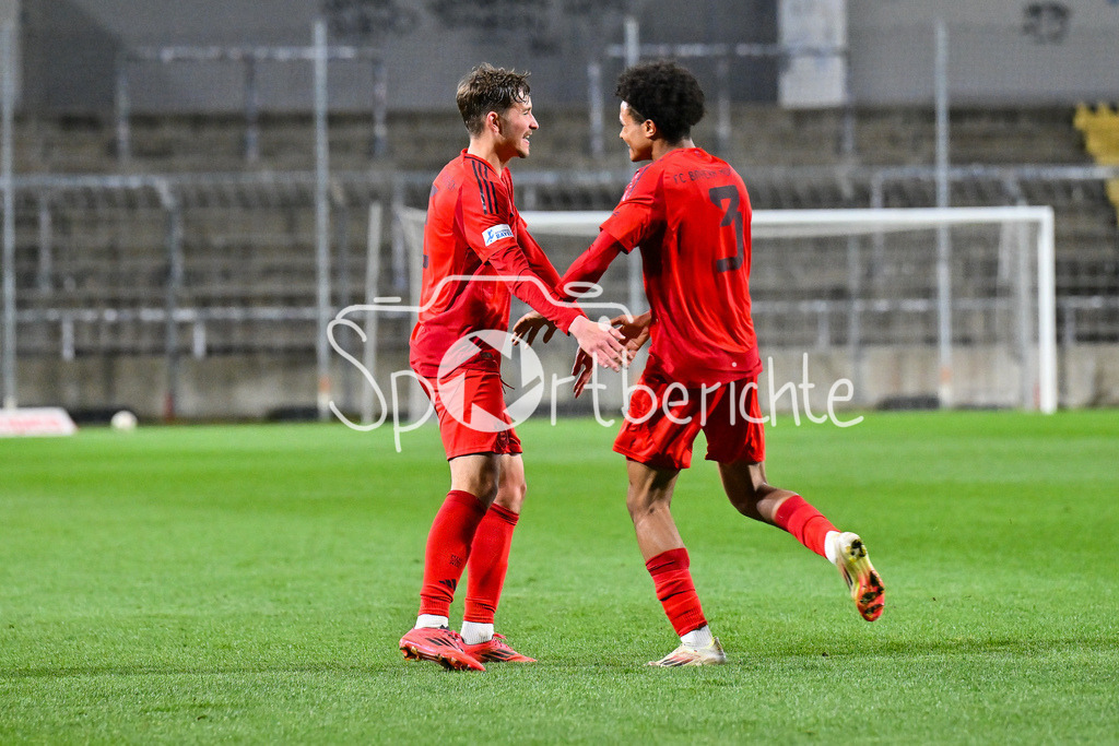 FC Bayern Amateure - FC Augsburg II | Jubel der kleinen Bayern nach dem Treffer zum 1-1 durch Gabriel MARUSIC (FC Bayern München II #5) / Tor / Torschuetze / Freude / Happy / Regionalliga Bayern: FC Bayern Muenchen II - FC Augsburg II, Gruenwalder Stadion am 14.03.2025