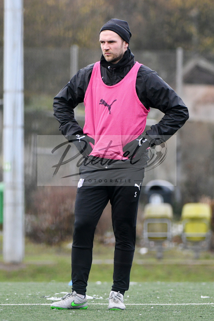 20200226_TRAOSN_0106 | Fussball, Herren: Konstantin Engel (VfL Osnabrueck) schaut waehrend der Trainingseinheit des VfL Osnabrueck im Sportpark Illoshoehe am 26.02.2020 in Osnabrueck, Deutschland. - Realisiert mit Pictrs.com