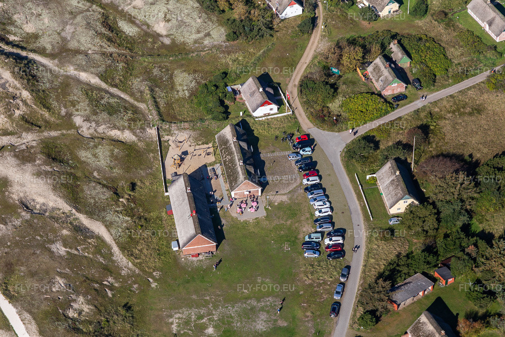 Vue aérienne: École, Sønderho Skole à Fanø dans le département Syddanmark, Danemark. Photo: IMG_118691.jpg prise le 21/09/2019 par Werner Riehm/FLY-FOTO.eu – Résolution de l'original: 5472 x 3648 px