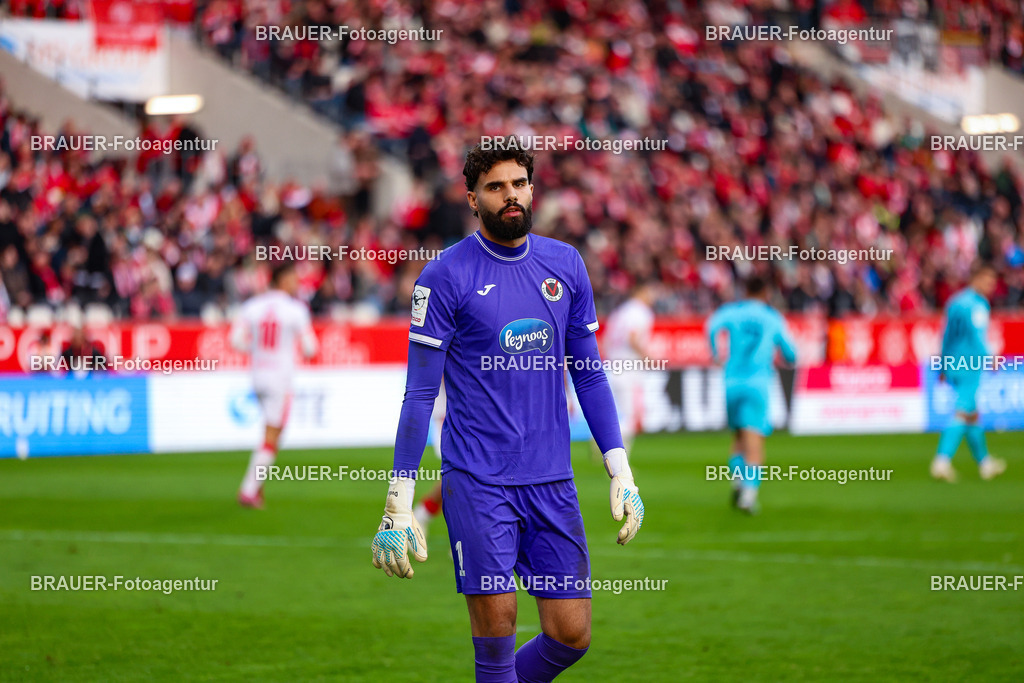 Rot-Weiss Essen - Viktoria Köln - 3.Liga | Essen, Deutschland, 18.10.2025 Dudu (Viktoria Köln)  schaut während des 3.Liga Spiels zwischen Rot-Weiss Essen- Viktoria Köln im Stadion an der Hafenstraße am 01.08.2025 in Essen. (Foto von Timo Bluhmki-Schmidt/ Brauer Fotoagentur