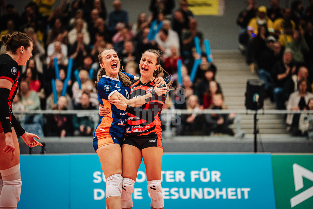 Volleyball | Frauen | Saison 2025/2026 | Volleyball Bundesliga | ETV Hamburger Volksbank Volleys vs. SSC Palmberg Schwerin | 17.01.2026 | v.l. Sarah Stiriz (#4, ETV Hamburger Volksbank Volleys) und Kathleen Weiß (#13, ETV Hamburger Volksbank Volleys) jubeln