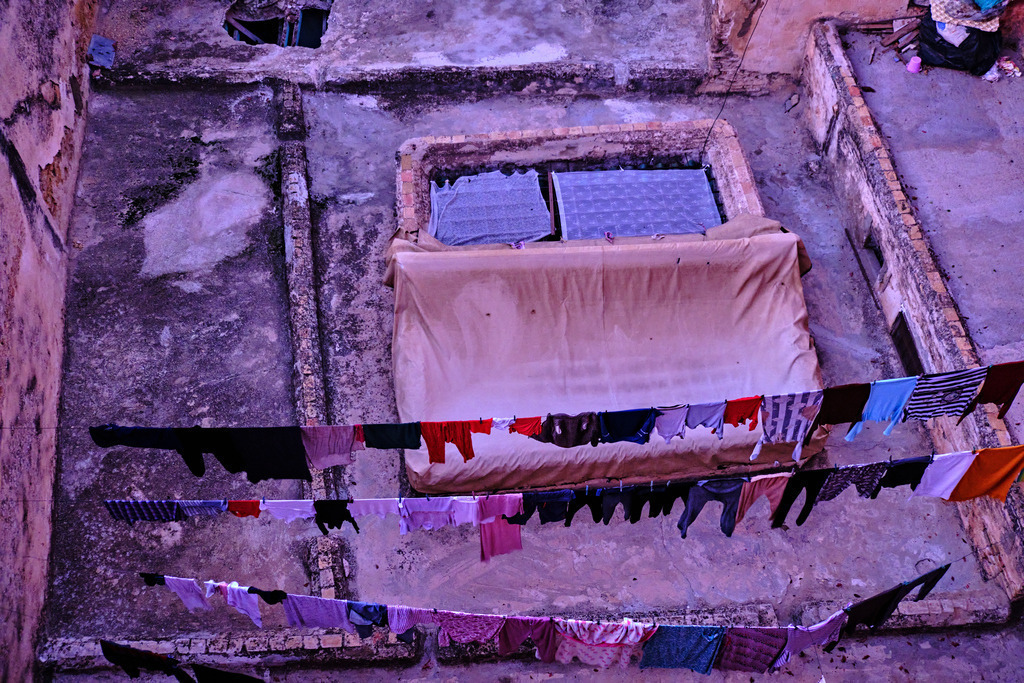 aufgehängte Wäsche auf Leine im Innenhof | Meknès, Marokko - November 10, 2024: aufgehängte Wäsche auf Leine im Innenhof. - Realisiert mit Pictrs.com