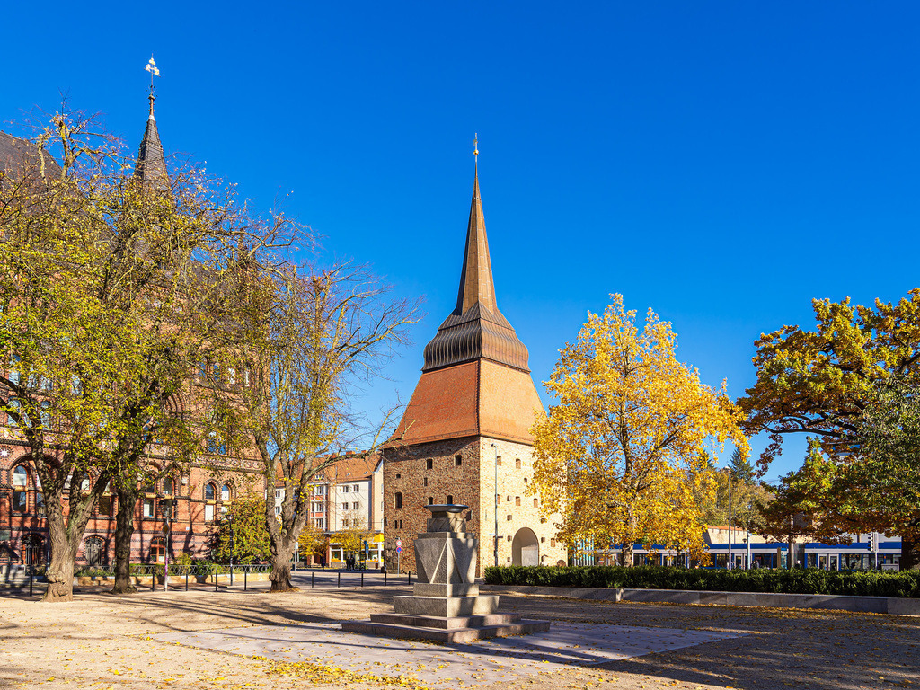 Blick auf das Steintor in der Hansestadt Rostock im Herbst | Blick auf das Steintor in der Hansestadt Rostock im Herbst.