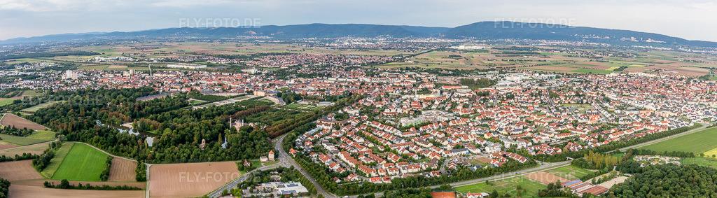 Luftbild: Panorama Perspektive der Ortsansicht der Straßen und Häuser der Wohngebiete in Schwetzingen im Bundesland Baden-Württemberg in Deutschland. Foto: IMG_102577-Pano.jpg vom 24.08.2017 durch Werner Riehm/FLY-FOTO.deAuflösung des Originals: 11321 x 3130 px
