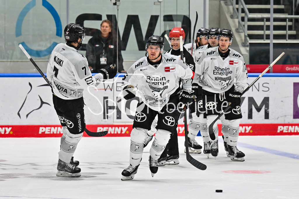 Augsburger Panther - Kölner Haie | Jubel der Haie nach dem Treffer zum 2-2 durch Nate SCHNARR (Kölner Haie 76) / Tor / Torschuetze / Freude / Happy / DEL: Augsburger Panther - Kölner Haie; Curt Frenzel Stadion am 26.09.2025