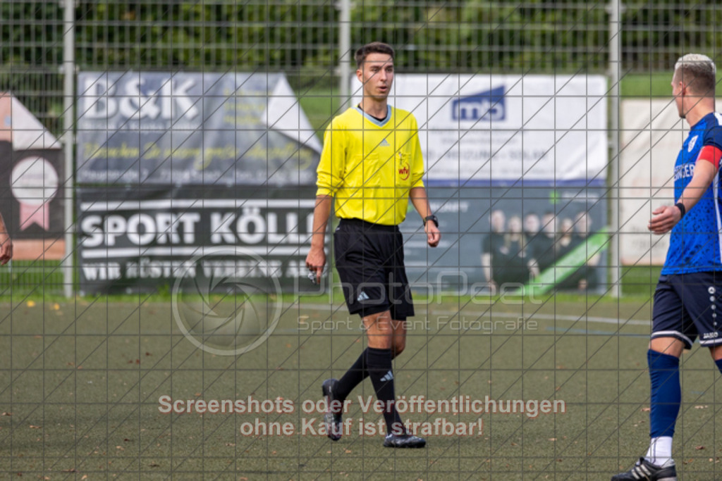 20250928_153949_0006 | #,TSG Salach (weiß) vs. TSV Berkheim (blau), Fußball, Bezirksliga - Bezirk Neckar/Fils, 06. Spieltag, Saison 2025/2026, Kunstrasensportplatz, Staufenecker Straße, 73084 Salach, 28.09.2025 - 15:00 Uhr,Foto: PhotoPeet-Sportfotografie/Peter Harich