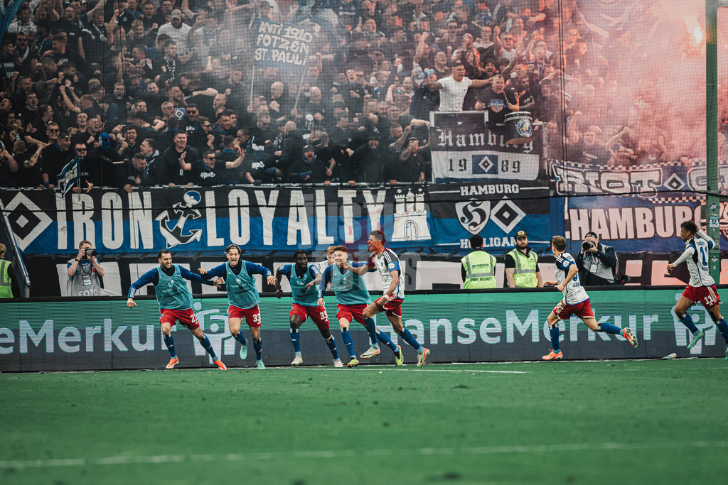Fußball | Männer | Saison 2023/2024 | 2. Fußball-Bundesliga | 32. Spieltag | Hamburger SV vs. FC St. Pauli  | 03.05.2024 | Robert Glatzel (#9, HSV) schießt ein Tor und jubelt