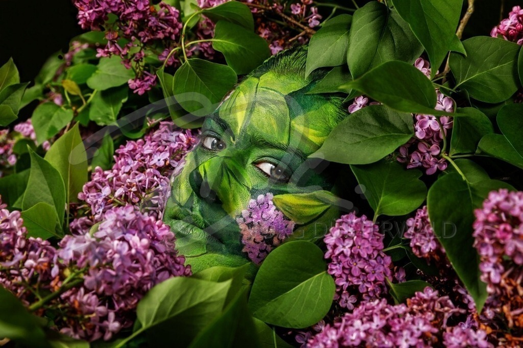 NatureArt-FLIEDER_0501 | Blick aus dem Flieder | #002 | Modell: Lana | Foto: Tschiponnique Skupin - Realisiert mit Pictrs.com