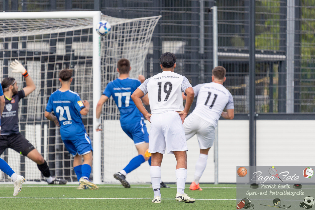 Testspiel: Spvgg. 03 Fechenheim - Türk Gücü Friedberg, 13.07.2024 | Anas El Allaoui (Spvgg. 03 Fechenheim #19) sieht, wie der Schuss von Felix Casalino (Spvgg. 03 Fechenheim #11) an den Pfosten kracht, Spvgg. 03 Fechenheim - Türk Gücü Friedberg, Frankfurt am Main, Sportanlage Birsteiner Straße, 13.7.2024 - Realisiert mit Pictrs.com