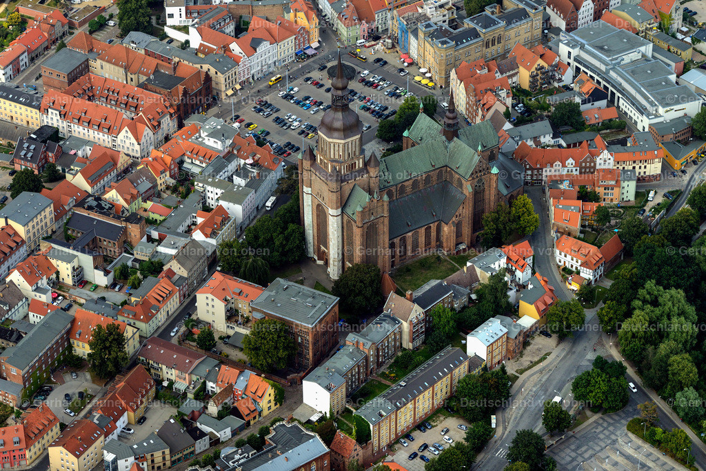 3292120 | STRALSUND 2012 Kirchengebäude " Marienkirche " im Altstadt- Zentrum der Innenstadt in Stralsund im Bundesland Mecklenburg-Vorpommern, Deutschland. Weiterführende Informationen bei: Stiftung Kulturkirche St. Jakobi Stralsund. // church building in " Kulturkirche St. Jacobi " Old Town- center of downtown in Stralsund in the state Mecklenburg - Western Pomerania, Germany. Further information at: Stiftung Kulturkirche St. Jakobi Stralsund. Foto: Gerhard Launer