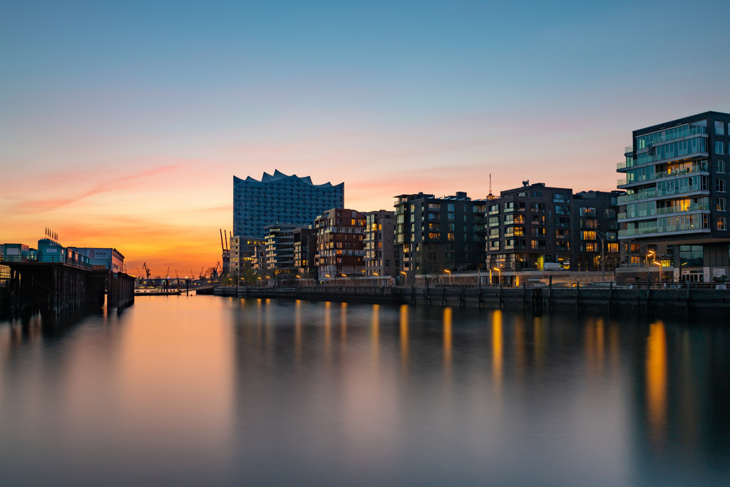 hamburg elbphilharmonie und grasbrookhafen im abendrot bild auf leinwand acrylglas | Kaufen Sie Hamburg Bilder und Hamburg Fotos auf Leinwand, Acrylglas, Alu-Dibond, oder als Poster in Hamburgs großer Onlinegalerie. Elbphilharmonie Bilder, Hamburger Hafen, Speicherstadt, Alster und viel mehr.