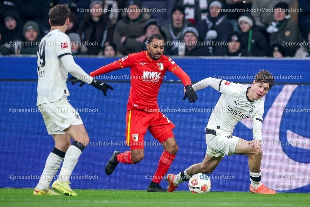 BMG11012601072 | 11.01.2026, Fußball, Borussia Mönchengladbach - FC Augsburg, 1. Fußball Bundesliga, 16.Spieltag, Borussia-Park, Saison 2025 2026: Alexis Claude-Maurice&nbsp;(FC Augsburg #20) im Zweikampf gegen  Joe Scally&nbsp;(Borussia Mönchengladbach #29) Yannik Engelhardt&nbsp;(Borussia Mönchengladbach #06)  DFB regulations prohibit any use of photographs as image sequences and or quasi-video.