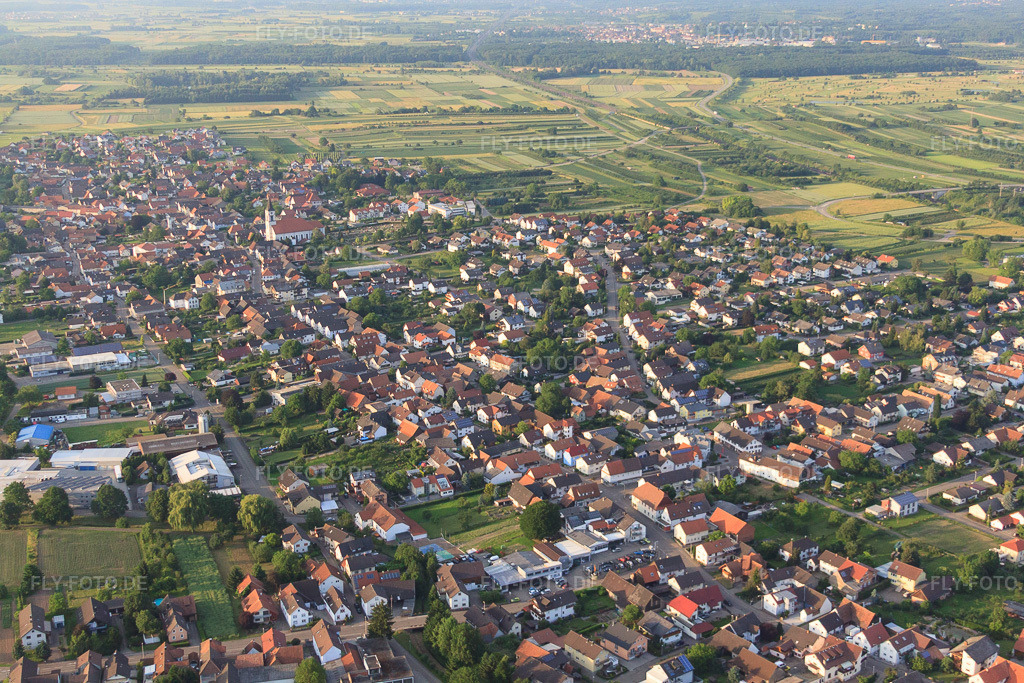 Luftbild: Hauptstraße x Renchenweg im Ortsteil Urloffen in Appenweier im Bundesland Baden-Württemberg in Deutschland. Foto: IMG_28931.jpg vom 14.06.2010 durch Werner Riehm/FLY-FOTO.de