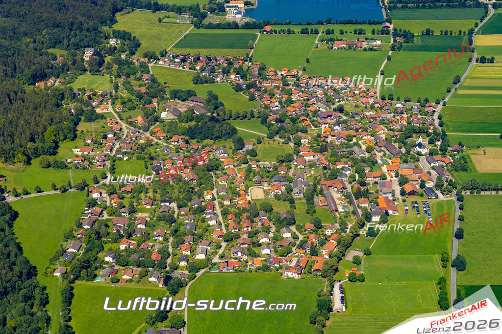 Aktuelles Luftbild von Vagen Feldkirchen-Westerham - Die Luftaufnahme wurde 2022 mittels UL-Flugzeug erstellt ( keine Drohne ) - hochauflösende Kamera-Systeme von  Canon -Beste Qualität - Für grossformatige Ausdrucke geeignet. Die Geschenkidee !