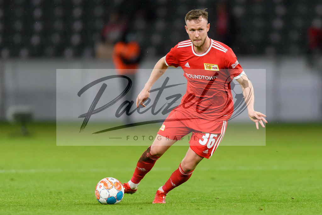 FCUKUO20210826_186 | Fussball, Herren: Cedric Teuchert (1.FC Union Berlin) in Aktion, am Ball, Einzelaktion beim Spiel der UEFA Conference League zwischen 1. FC Union Berlin und Kuopion PS im Olympiastadion am 26.08.2021 in Berlin, Deutschland. - Realisiert mit Pictrs.com