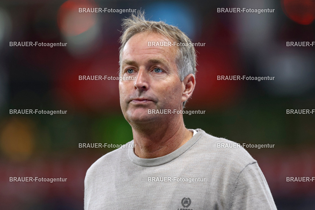 Bayer 04 Leverkusen vs Eintracht Frankfurt - Bundesliga  | Leverkusen, Deutschland, 12.09.25:   Trainer Kasper Hjulmand (Bayer 04 Leverkusen) schaut waehrend des Spiels der Bundesliga zwischen  Bayer 04 Leverkusen vs Eintracht Frankfurt in der BayArena(Foto von Brauer-Fotoagentur / Adrian Schlueter)