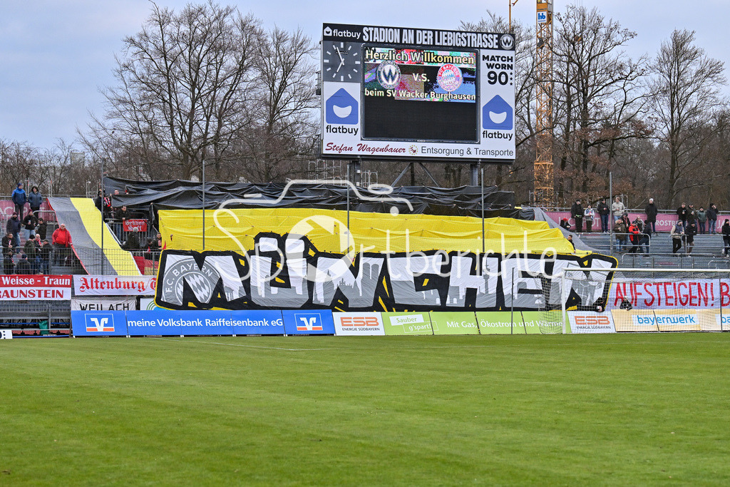 SV Wacker Burghausen - FC Bayern Amateure | BURGHAUSEN, GERMANY - 01. APRIL: Fans der Bayern Amateure machen zu Spielbeginn eine kleine Choreo / Choreographie vor dem Match zwischen dem SV Wacker Burghausen und den Amateuren des FC Bayern München am 26. Spieltag der Regionalliga Bayern im Flatbuy Stadion