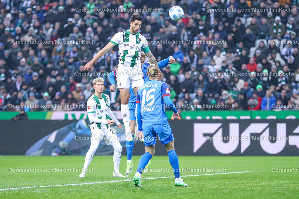 BMG14122401020 | 14.12.2024, Fußball, Borussia Mönchengladbach - Holstein Kiel, 1. Fußball Bundesliga, Borussia-Park, Saison 2024 2025: Torschütze Tim Kleindienst (Mönchengl. #11) trifft Kopfball Tor zum 1:0. Kopfballtor TorschussDFB regulations prohibit any use of photographs as image sequences and or quasi-video.