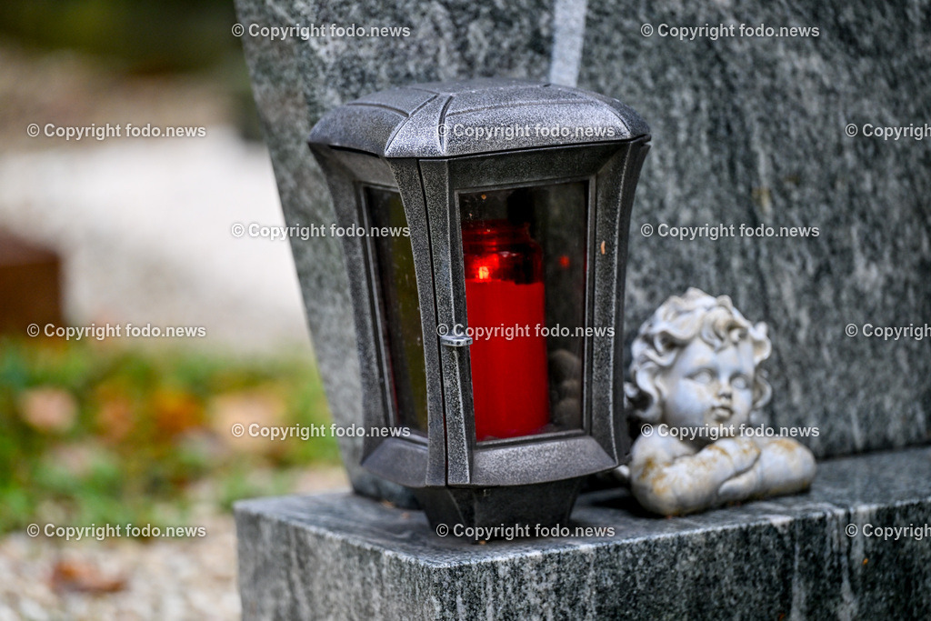 Friedhof_ Allerheiligen_ 26.10.2025-13 | 26.10.2025, Friedhof, AUT, Allerheiligen, Themenbilder im Bild Friedhof, Kreuz, Kruzifix, Jesu Christi, Allerheiligen, Engerl, Engel, Kerzen, Grab, Grablicht, Blumen, Skulptur, Grabstein, Symbolbild, Grablaterne, Grabkerze, Grabkerzen, Grablichter, Kerze, Grabkreuz, Gedenken, Bestattung, Verstorbene, Totenruhe, Grab, Urne, Blumenschmuck, Schmuck, Besucher, Feature, kreativ, creativ, Linz