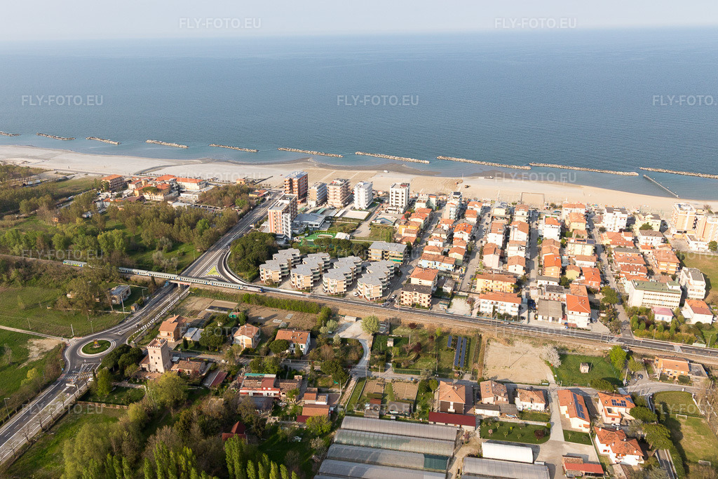 Vue aérienne: Vue de la ville à Torre Pedrera dans le département Émilie-Romagne, Italie. Photo: IMG_098419.jpg prise le 05/04/2017 par Werner Riehm/FLY-FOTO.euRésolution de l'original: 4863 x 3242 px