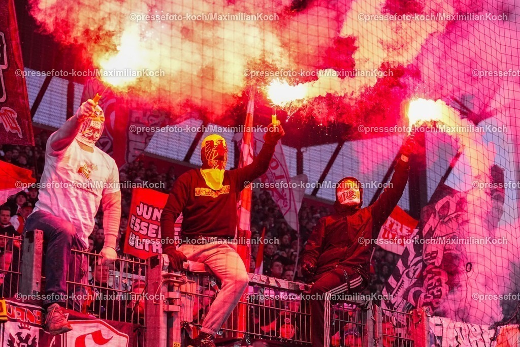 xYDRx20122501122 | 20.12.2025, xydrx, Fußball, 3.Liga, Rot-Weiss Essen - SSV Ulm 1846, Saison 2025 2026, Stadion an der Hafenstraße: drei vermummte Fans zünden Pyrotechnik, rauch steigt auf,    DFB regulations prohibit any use of photographs as image sequences and or quasi-video.Photo: xYannisxDreimannxPressefotoKochx