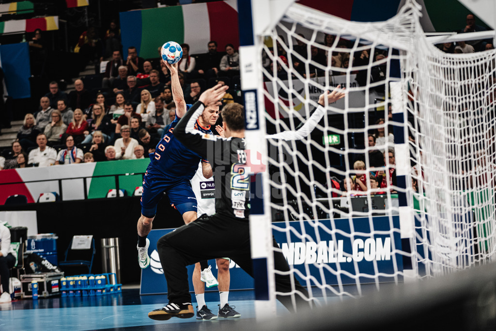 Handball | Herren | EHF EURO 2024 | European Championshop Men 2024 Final Tournament | Slowenien vs. Niederlande | 21.01.2024 | Lars Kooij (#15, Holland, NED) beim Wurf