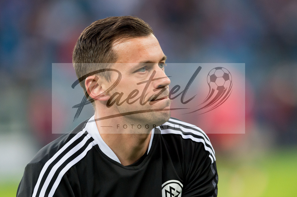 HSVSCF20220419_286 | Fussball, Herren: Referee assistent Christian Dietz schaut beim DFB-Pokal-Halbfinalspiel zwischen Hamburger SV und SC Freiburg im Volksparkstadion am 19.04.2022 in Hamburg, Deutschland.DFB / DFL REGULATIONS PROHIBIT ANY USE OF PHOTOGRAPHS AS IMAGE SEQUENCES AND/OR QUASI-VIDEO. - Realisiert mit Pictrs.com