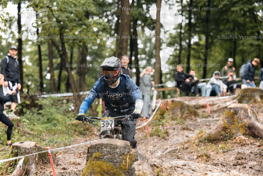 Mountainbiker im Fullspeed | Hier ist eine Analyse des Bildes, aufgeteilt in Kategorien: - Realisiert mit Pictrs.com