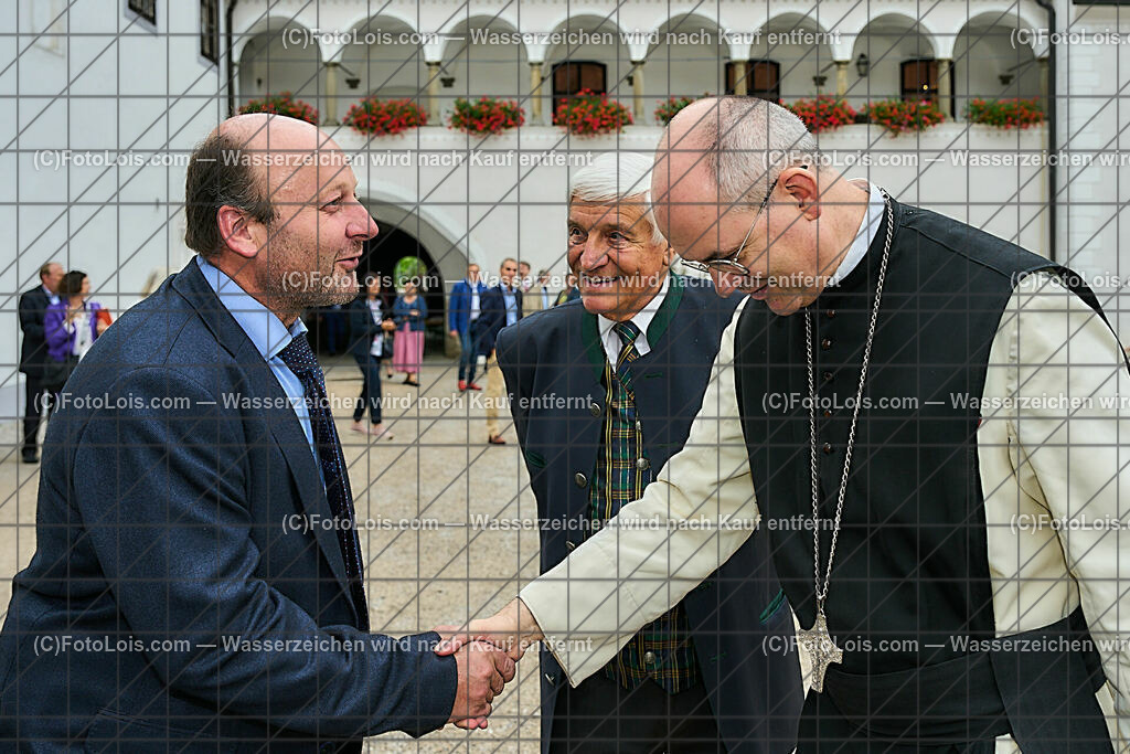 ALP0019_XXXIX_Chopin-Festival_Aigner-Hildebrand-Abt Maurer | (C)FotoLois.com, Alois Spandl, XXXIX. internationales CHOPIN-Festival in der Kartause Gaming, Eröffnung des Festivals mit Einmarsch der Goldhaubengruppe Lackenhof mit der Musikkapelle Gaming sowie den Ehrengästen und Eröffnungsansprachen in der Barockbibliothek, Fr 4. August 2023.