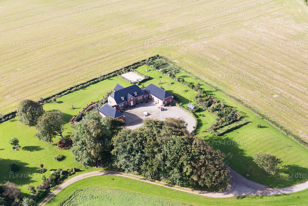 Vue aérienne: Vue de la ville à Varde dans le département Syddanmark, Danemark. Photo: IMG_103486.jpg prise le 16/09/2017 par Werner Riehm/FLY-FOTO.euRésolution de l'original: 5472 x 3648 px