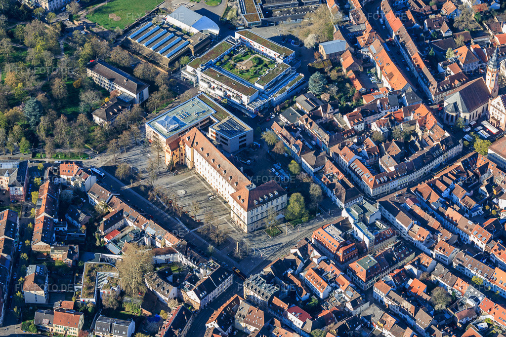 Luftbild: Karlsburg(Carlsburg) und Scheck-in-Center Durlach an der Weiherhofhalle im Ortsteil Durlach in Karlsruhe im Bundesland Baden-Württemberg in Deutschland. Foto: IMG_153947.jpg vom 02.04.2026 durch Werner Riehm/FLY-FOTO.deAuflösung des Originals: 5320 x 3546 pxDurlach | Scheck-In Center