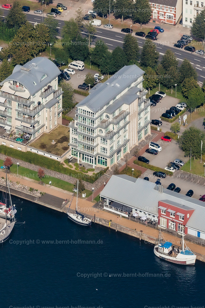 PLB_1924mct_FL_Werftkontor_max40x60_150 | LUFTBILD. Flensburger Hafen - Haus-Ensemble WERFTKONTOR. __ Wohnungen und Arztpraxen und Geschäftsräume sowie Bootsliegeplätze. __ AUSSCHNITT für Drucke von maximal 40 x 60 cm. - Realisiert mit Pictrs.com
