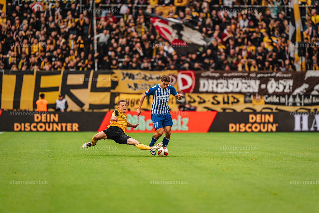Dresdner SC - Allianz MTV Stuttgart, DEKRA 1. Bundesliga Frauen, Volleyball | Im Bild: SG Dynamo Dresden grätscht den Ball Alexander Nollenberger (17, 1. FC Magdeburg) weg 18.10.2026, SG Dynamo Dresden - 1. FC Magdeburg, 2. BUNDESLIGA - 8. SPIELTAG, Fußball, Deutschland, Dresden, Rudolf-Harbig-Stadion