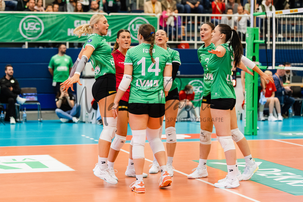 Volleyball, 1. Bundesliga Frauen, Hauptrunde, 1. Spieltag, Saison 2025/2026: USC Münster - SSC Palmberg Schwerin | 1. Bundesliga Frauen, Hauptrunde, 1. Spieltag, Saison 2025/2026, USC Münster empfängt SSC Palmberg Schwerin in der Sporthalle Berg Fidel in Münster. Foto: sportfotografie.ms | Markus Paletta - Realisiert mit Pictrs.com