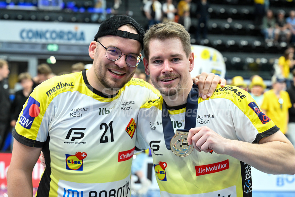 Zug United - HC Rychenberg - 25. April 2026 | Der ehemalige HCR-Crack Daniel Bömbi Keller mit Claudio Mutter (#13 HC Rychenberg Winterthur) am L-UPL Superfinal-Spiel zwischen Zug United und HC Rychenberg am 25. April 2026 in der BCF Arena, Fribourg, Schweiz.Bild: Sportfotografie Markus Aeschimann | www.markus-aeschimann.ch - Realisiert mit Pictrs.com