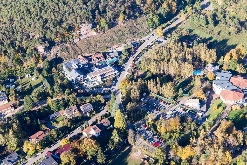 Luftbild: Felsenland Resort - Margit und Alois Ruppert in Dahn im Bundesland Rheinland-Pfalz in Deutschland. Foto: IMG_103986.jpg vom 14.10.2017 durch Werner Riehm/FLY-FOTO.deWWW.HOTEL-FELSENLAND.DE