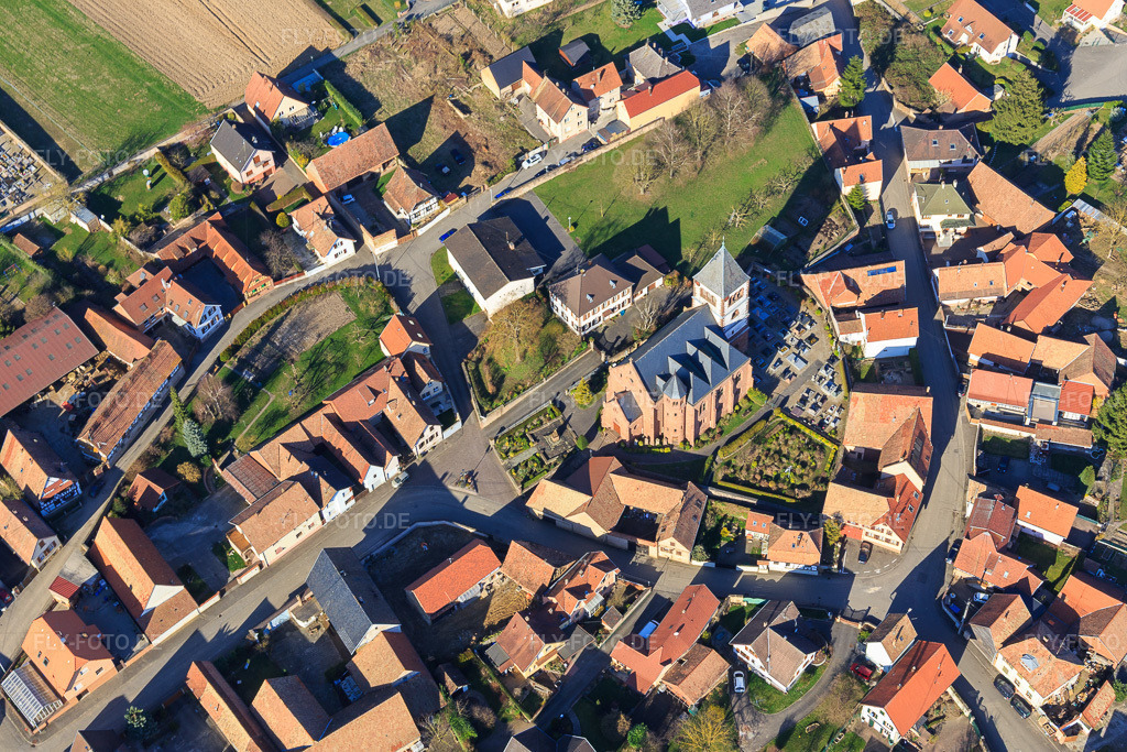 Luftbild: Église protestante luthérienne de Schwindratzheim in Schwindratzheim im Bundesland Bas-Rhin in Frankreich. – Foto: IMG_097601.jpg vom 16.03.2017 durch Werner Riehm/FLY-FOTO.de – Auflösung des Originals: 5472 x 3648 px – Consistoire de Schwindratzheim