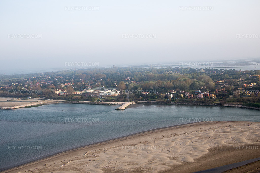 Aerial view: View of the town in Isola Albarella in the state Veneto, Italy. – Photo: IMG_087611.jpg taken on 04/06/2016 by Werner Riehm/FLY-FOTO.com – Resolution of the original: 5472 x 3648 px