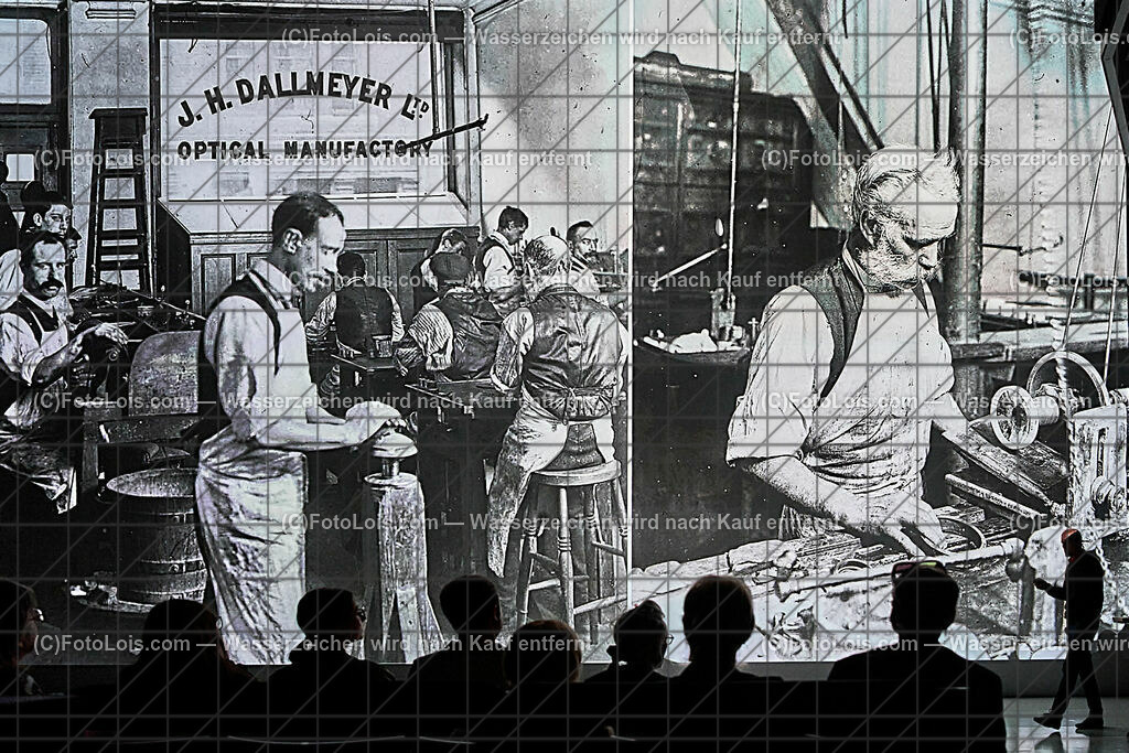 ALP8702_Linz_ARS-Elektr_MH_Nassplattenfotografie_Equipment | (C)FotoLois.com, Alois Spandl, Linz an der Donau - ARS Elektronica Center, Multimediashow über Nassplattenfotografie von Markus Hofstätter, Fr 13. Oktober 2023.