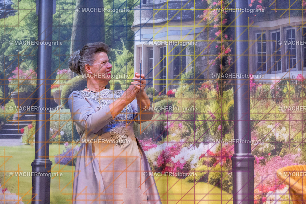 405_MFL-2025 | Portraitbilder von Regisseur; Darsteller; Techniker; Maske; Kostüme; Chor; Musiker; Bilderserie der Generalprobe und der Premierenvorstellung, Szenenbilder; Ausdrucksstudien; Bühnenüberblick; Bühnenkulissen; Pressefotos inkl. Redaktionsfoto Darstellergruppe.