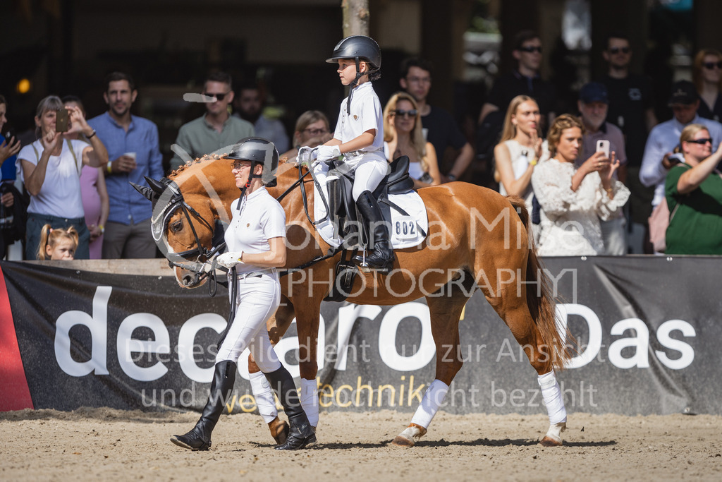 230910_OWLCh_Führzügel-111 | Deine schönsten Turniermomente als professionelle Fotos! Entdecke hochwertige Pferdesport-Fotografie im Online-Shop. Jetzt Fotos finden & bestellen!