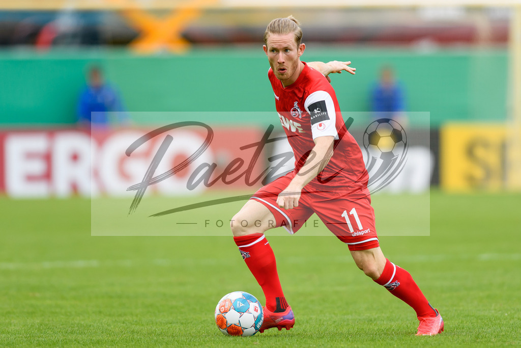 JENKOE20210808_182 | Fussball, Herren: Florian Kainz (1. FC Koeln) in Aktion, am Ball, Einzelaktion beim Spiel der 1. Runde im DFB-Pokal zwischen FC Carl Zeiss Jena und 1. FC Koeln im Ernst-Abbe-Sportfeld am 08.08.2021 in Jena, Deutschland.DFB / DFL REGULATIONS PROHIBIT ANY USE OF PHOTOGRAPHS AS IMAGE SEQUENCES AND/OR QUASI-VIDEO. - Realisiert mit Pictrs.com