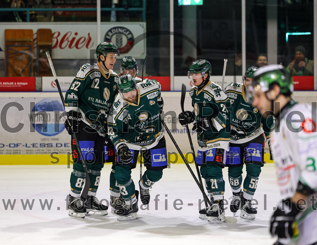 2026-01-02_121_TSV_Erding_gegen_Hoechstadt_Alligators | Erding, Deutschland, 02.01.2026:Eishockey, Oberliga Süd 2025 / 2026, 33. Spieltag, TSV Erding gegen Höchstadt Alligators, Endergebnis: 2:1Moritz Köttstorfer (Erding Gladiators, #82), Marc Schmidpeter (Erding Gladiators, #33), Erik Modlmayr (Erding Gladiators, #21)Foto: Christian Riedel / fotografie-riedel.net